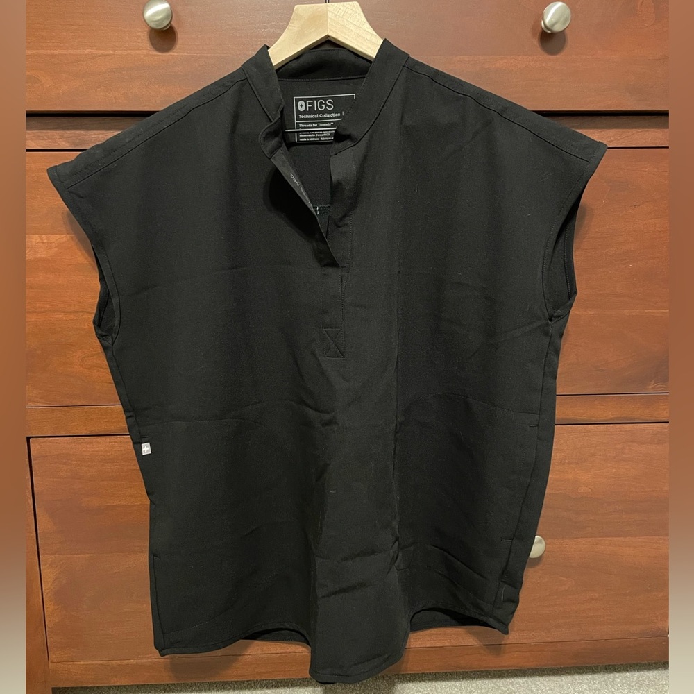 Figs Rafaela scrub top in black, size medium